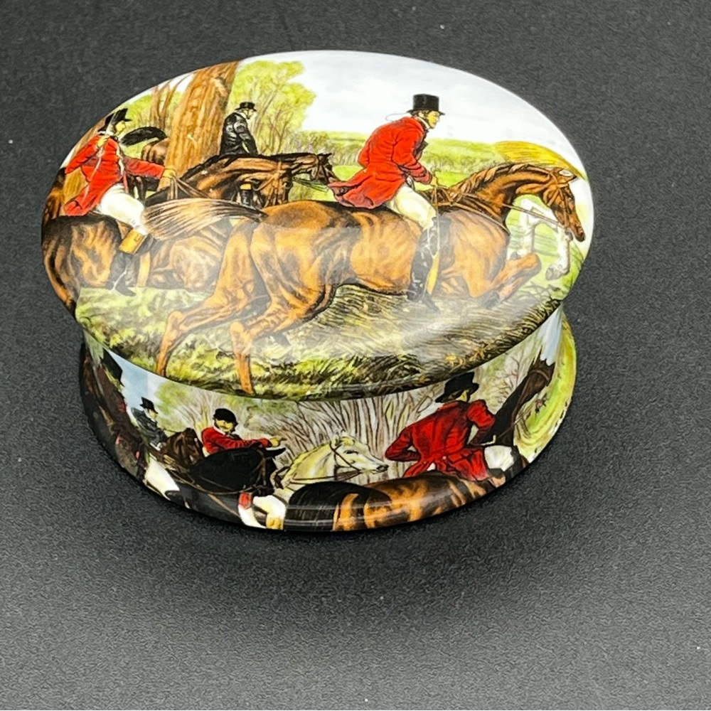 Vintage Newhall Staffordshire bone china trinket box featuring a hunting scene. - Picture 8 of 13